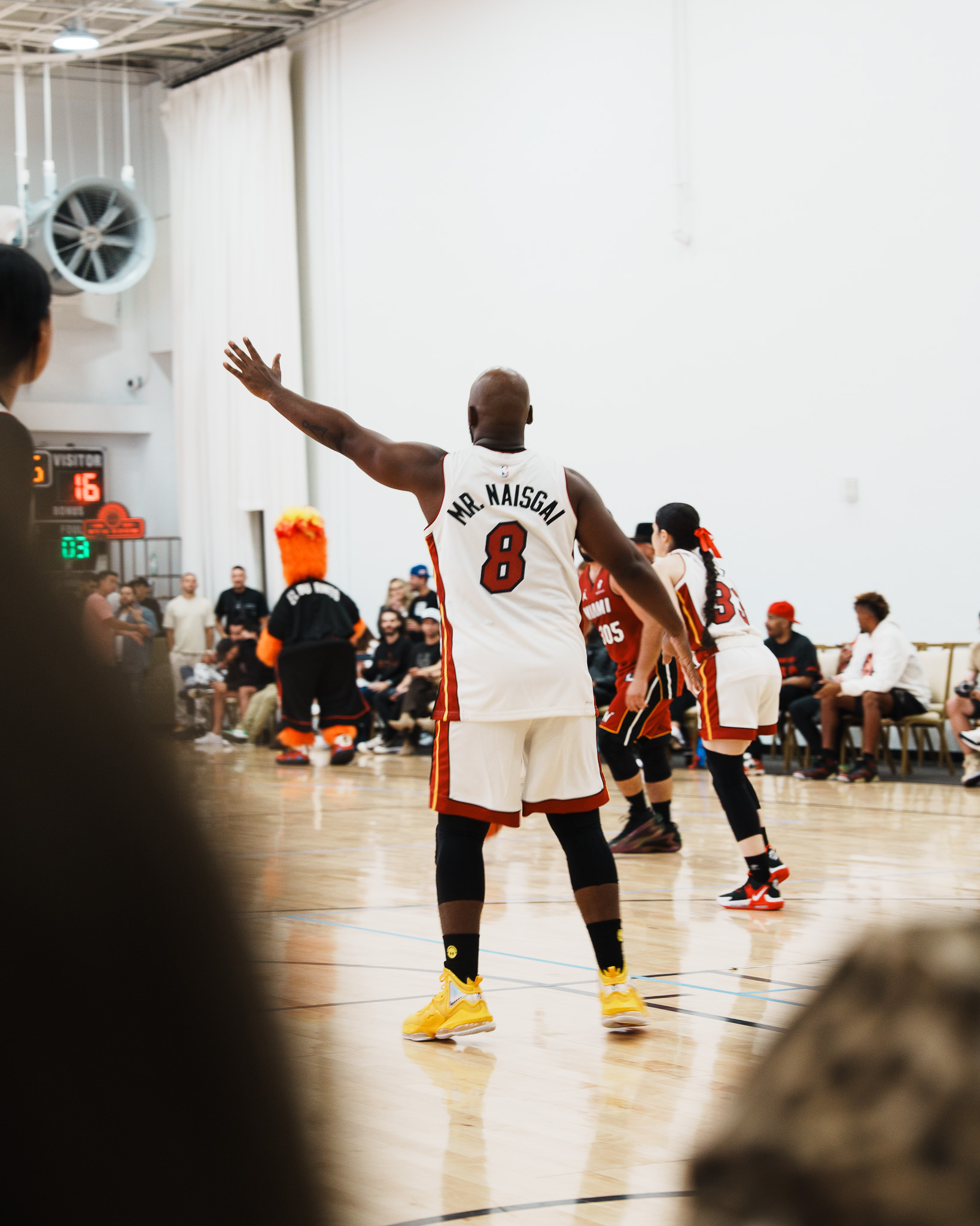 Player signaling to teammates during the Sony Music Celebrity Game